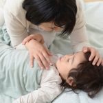 こどもの熱が高い時は布団は掛けない方が良いの?