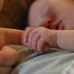 赤ちゃんの爪切りはいつから必要?失敗しない方法はこれ