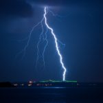 雷が鳴ったらパソコンの電源はどうする?使わない方が良いの?