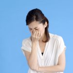 眉間が痛い・症状別の原因と対策 失明する事も!簡単セルフチェックしてみましょう。